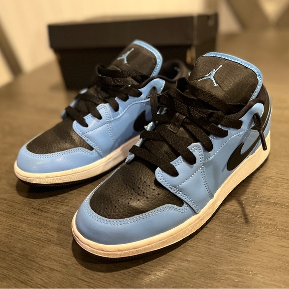 University Blue Jordan 1 Low Top - Picture 5 of 5